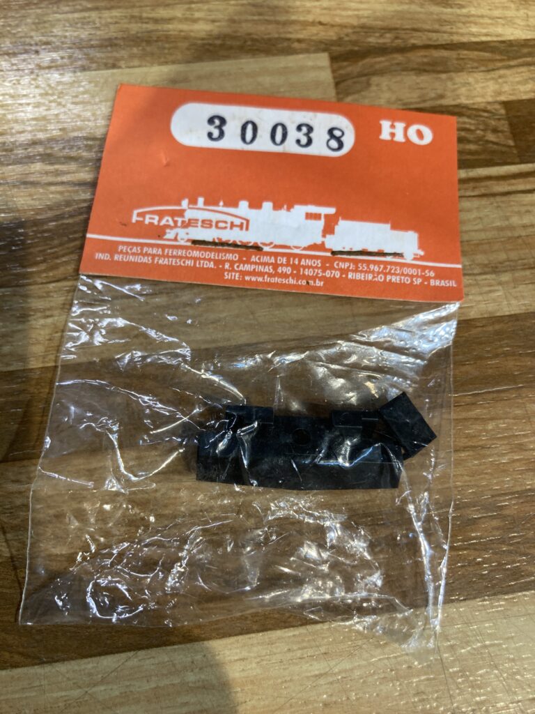 Frateschi 30038   coupler-mount/adaptor set for Kadee couplers for G12